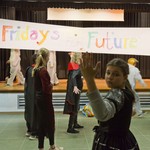 Eine Theaterszene: Gemeinsam präsentiert das Ensemble ein Transparent mit der Aufschrift: "Fridays for Future". (vergrößerte Bildansicht wird geöffnet)