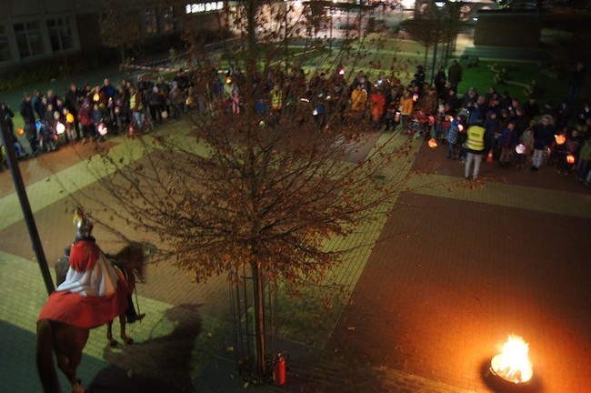 Sankt Martin und viele Kinder und Eltern mit ihren Laternen beim St. Martins-Umzug