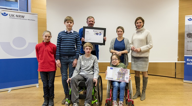Schüler_innen und Lehrerin der M3b erhalten den Preis