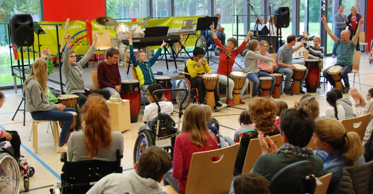 Die Trommelgruppe "Rainbow Drummers" spielt vor großem Publikum.